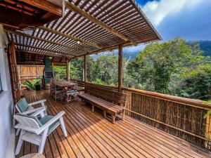 Uma varanda ou terraço em Chalé Varandas Vistamar com Ar Condicionado e churrasqueira