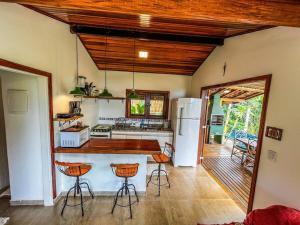 A cozinha ou cozinha compacta de Chalé Varandas Vistamar com Ar Condicionado e churrasqueira
