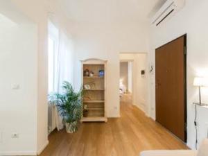 een woonkamer met een boekenplank en een plant bij Casa Maron in Florence