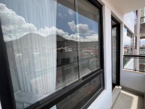 クスコにあるApartamento de estreno en Cuscoの市街の景色を望む窓