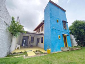 a blue building with a yard in front of it at Casa Guio in Salvador