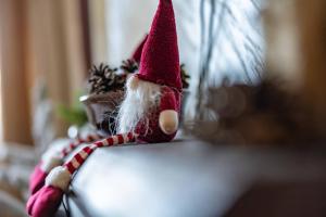una pequeña muñeca Santa Claus sentada en una mesa en Bansko home with a Mountain view, en Bansko