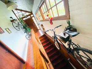 格拉玛多Paraíso dos Ciclistas的停在房子楼梯上的自行车