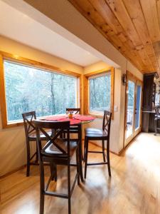 jadalnia ze stołem i krzesłami oraz oknem w obiekcie The Mountain House w mieście Corvallis