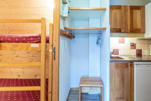 Cette petite chambre comprend des lits superposés et une cuisine. dans l'établissement Résidence Cristallin G - CRISTALLIN 1 MAE-2621, à Valmorel
