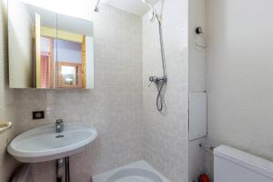 une salle de bain avec un lavabo, des toilettes et un miroir dans l'établissement Résidence Cristallin G - CRISTALLIN 1 MAE-2621, à Valmorel