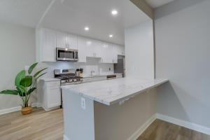Cuina o zona de cuina de Prime Location! 2BR Apartment in Crystal City