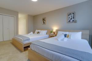 Llit o llits en una habitació de Prime Location! 2BR Apartment in Crystal City