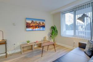 Televisor o centre d'entreteniment de Prime Location! 2BR Apartment in Crystal City