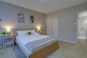 Llit o llits en una habitació de Prime Location! 2BR Apartment in Crystal City