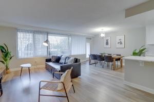 Zona d'estar a Prime Location! 2BR Apartment in Crystal City
