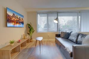 Zona d'estar a Prime Location! 2BR Apartment in Crystal City