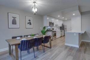 Cuina o zona de cuina de Prime Location! 2BR Apartment in Crystal City
