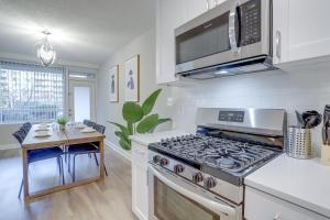 Cuina o zona de cuina de Prime Location! 2BR Apartment in Crystal City