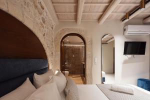 Televízia a/alebo spoločenská miestnosť v ubytovaní Philikon Luxury Suites + 37 fotografií