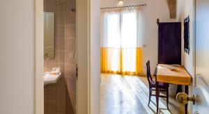 A bathroom at B&B La Garolla