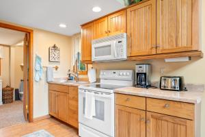 Η κουζίνα ή μικρή κουζίνα στο Sunset Shores - Chalet Cabin #3 by Simple Life Rentals