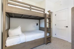 PRIME LOCATION Ski-In Ski-Out with Mountain Views BEST location in Breckenridge客房内的一张或多张床位