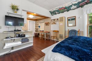 Μια τηλεόραση ή/και κέντρο ψυχαγωγίας στο Tuckaway Cottage by Simple Life Rentals