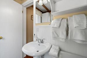 Ένα μπάνιο στο Tuckaway Cottage by Simple Life Rentals +10 φωτογραφίες