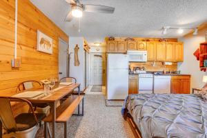 Una cocina y un comedor con una mesa y un refrigerador. en 2 Mi to Granby Ranch Dog-Friendly Studio!, en Granby 21 fotos más