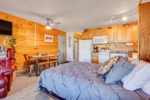 Un dormitorio con una cama y una cocina con una mesa. en 2 Mi to Granby Ranch Dog-Friendly Studio!, en Granby