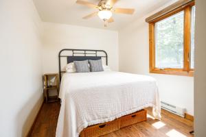 ein Schlafzimmer mit einem Bett und einem Deckenventilator in der Unterkunft Collings Summer House by Simple Life Rentals in Ephraim