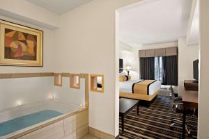 Postel nebo postele na pokoji v ubytování Best Western PLUS Rockwall Inn & Suites