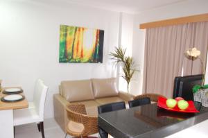 a living room with a couch and a table at Veredas - Rio Quente Reservas in Rio Quente