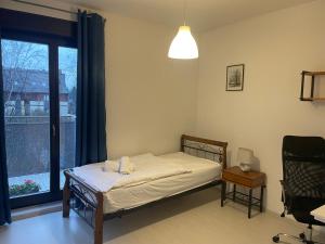 ヴロツワフにあるMotylkowa 125 m2 Apartament 5 pokoiのベッドルーム1室(ベッド1台、窓、椅子付) +49枚の写真