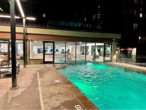 PRIME LOCATION Ski-In Ski-Out with Mountain Views BEST location in Breckenridge内部或周边的泳池