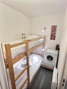 a room with two bunk beds and a washing machine at Résidence Les Andes - Joli 2 pièces en centre-ville de Val D'Isère, proche de toutes commodités MAE-1041 in Val-d'Isère