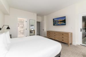PRIME LOCATION Ski-In Ski-Out with Mountain Views BEST location in Breckenridge客房内的一张或多张床位