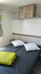 Postel nebo postele na pokoji v ubytování Mobile-home les pieds dans l'eau + 37 fotografií