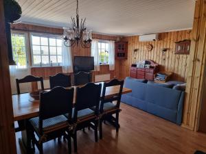 a living room with a table and a blue couch at Sunne Stugcenter 12 in Gräsmark