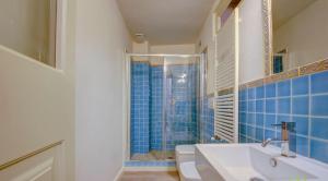 Koupelna v ubytování Golden Lily Lucca- Centro Storico + 18 fotografií