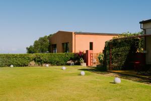 a yard with white balls on the grass at Trafalgar Polo Club in El Palmar