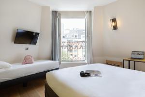 Postel nebo postele na pokoji v ubytování ibis Styles Paris Nation Porte De Montreuil