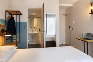 Postel nebo postele na pokoji v ubytování ibis Styles Paris Nation Porte De Montreuil