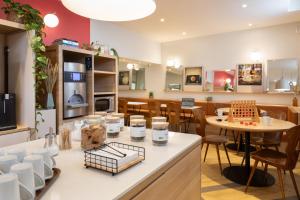Kuchyň nebo kuchyňský kout v ubytování ibis Styles Paris Nation Porte De Montreuil + 26 fotografií