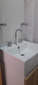 - Baño con lavabo y encimera blanca en complejo OHANA, en Potrero de los Funes 33 fotos más