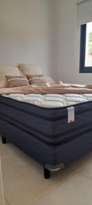 Una cama azul sentada en una habitación en complejo OHANA, en Potrero de los Funes