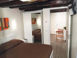 een slaapkamer met een bed, een bureau en een tafel bij Musicasa Vacanza in Muscletto +19 foto's