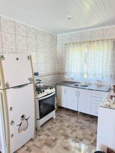 Η κουζίνα ή μικρή κουζίνα στο Casa com Piscina em Pontal do Sul