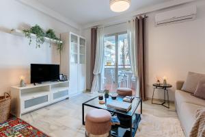 a living room with a couch and a tv at Perfekt lokation! Gå til strand, restaurant og by in Sitio de Calahonda +15 photos