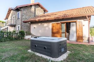 a hot tub in the yard of a house at Borgo del Bambù in Perito