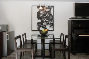 ein Esszimmer mit Glastisch und Stühlen in der Unterkunft BABhouse Villa Jardim das Oliveiras in Nagoselo do Douro