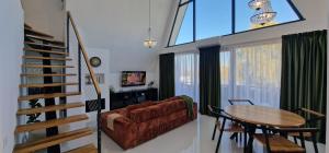 una sala de estar con un sofá y una mesa en AGrey frame Residence Villas, en Bucarest