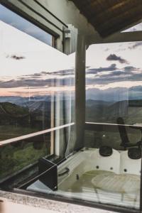 una finestra con vista sulle montagne di Chalé Alvorada Mirante Refúgio a Itamonte