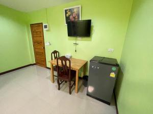 ท่าช้างรีสอร์ท กาญจนบุรี的电视和/或娱乐中心
